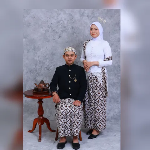 Foto sampul undangan Syahril & Via