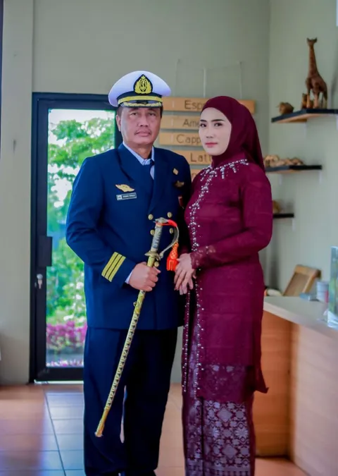 Foto sampul undangan Dewi & Hendra