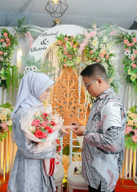 Foto sampul undangan Betris & Khoirul