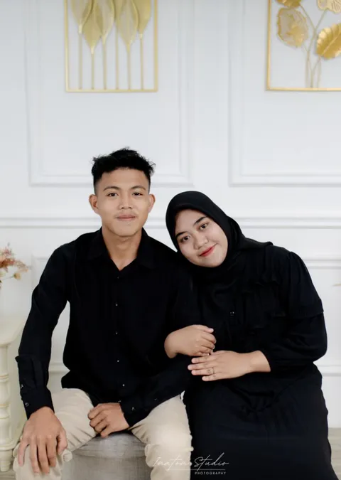 Foto sampul undangan Risky & Reva