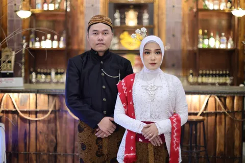 Foto sampul undangan Azmuth & Ella